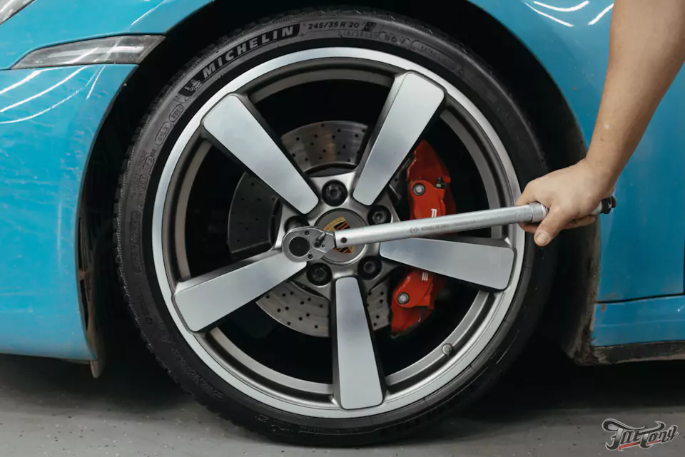 Правка диска и фирменный шиномонтаж на стендах Hunter для Porsche 911